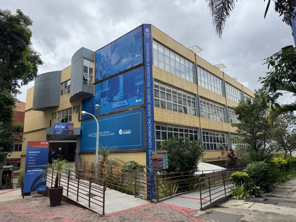 Visão externa do prédio FCH da FUMEC em Belo Horizonte, Minas Gerais