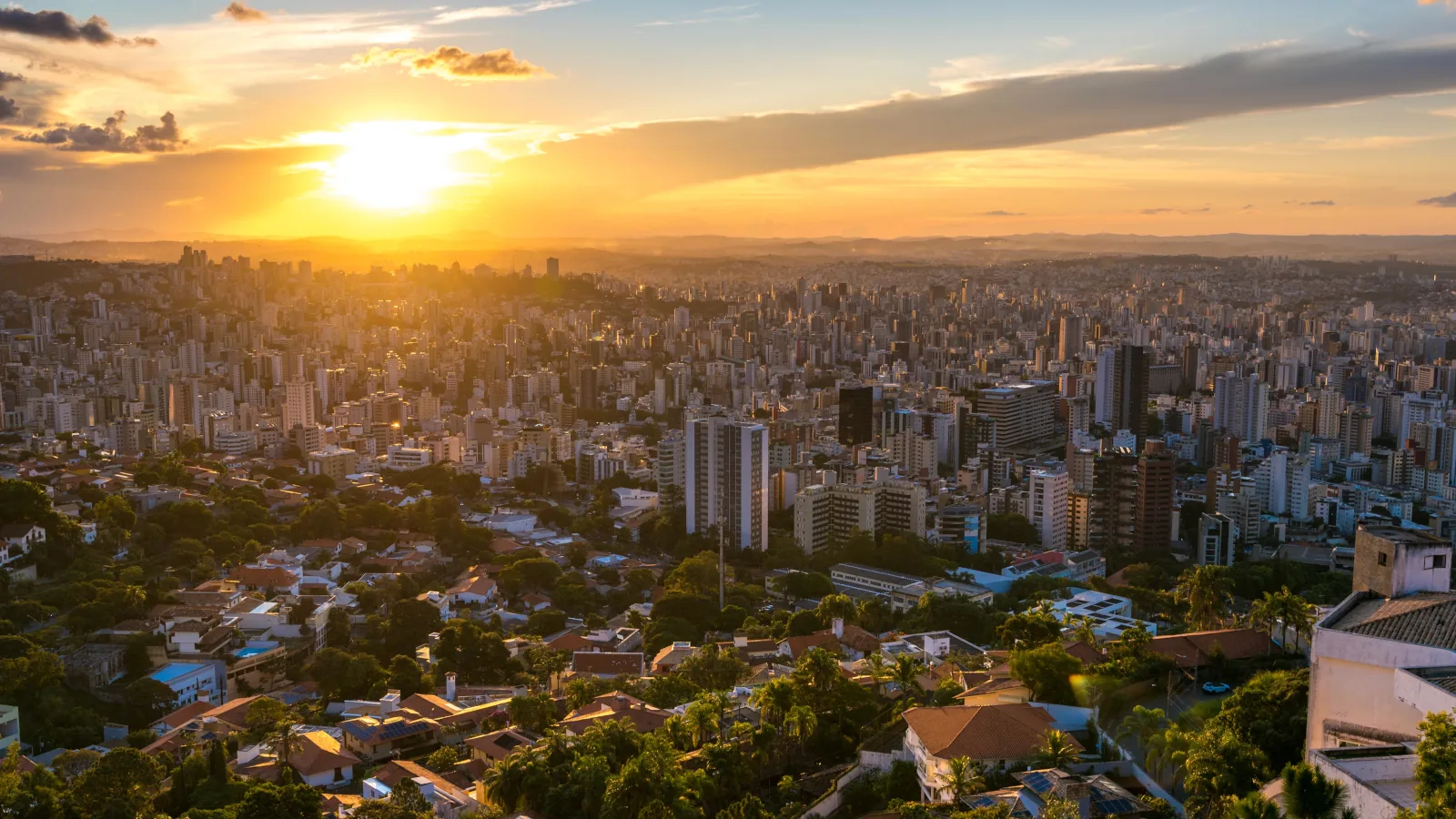 Vista aérea do por do sol na cidade de Belo Horizonte / MG