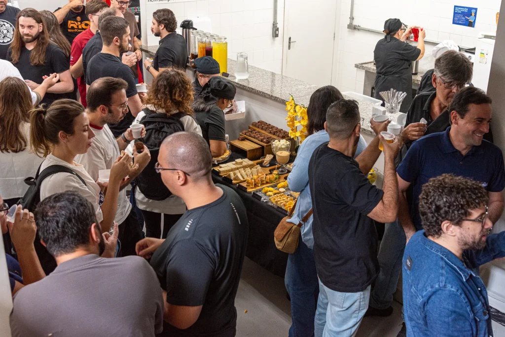 Coffe Break após o dia de colaboração no WordCamp Brasil de 2025.